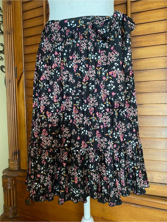 LOFT Dresses & Skirts - LOFT Black Pleated Midi Skirt with Pink & White Floral Print
